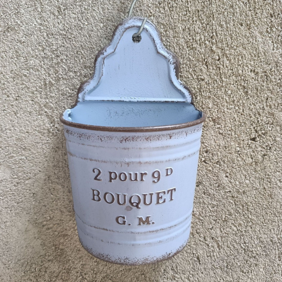 White/blue metal wall planter with “2 pour 9D BOUQUET G.M.” text and loop.