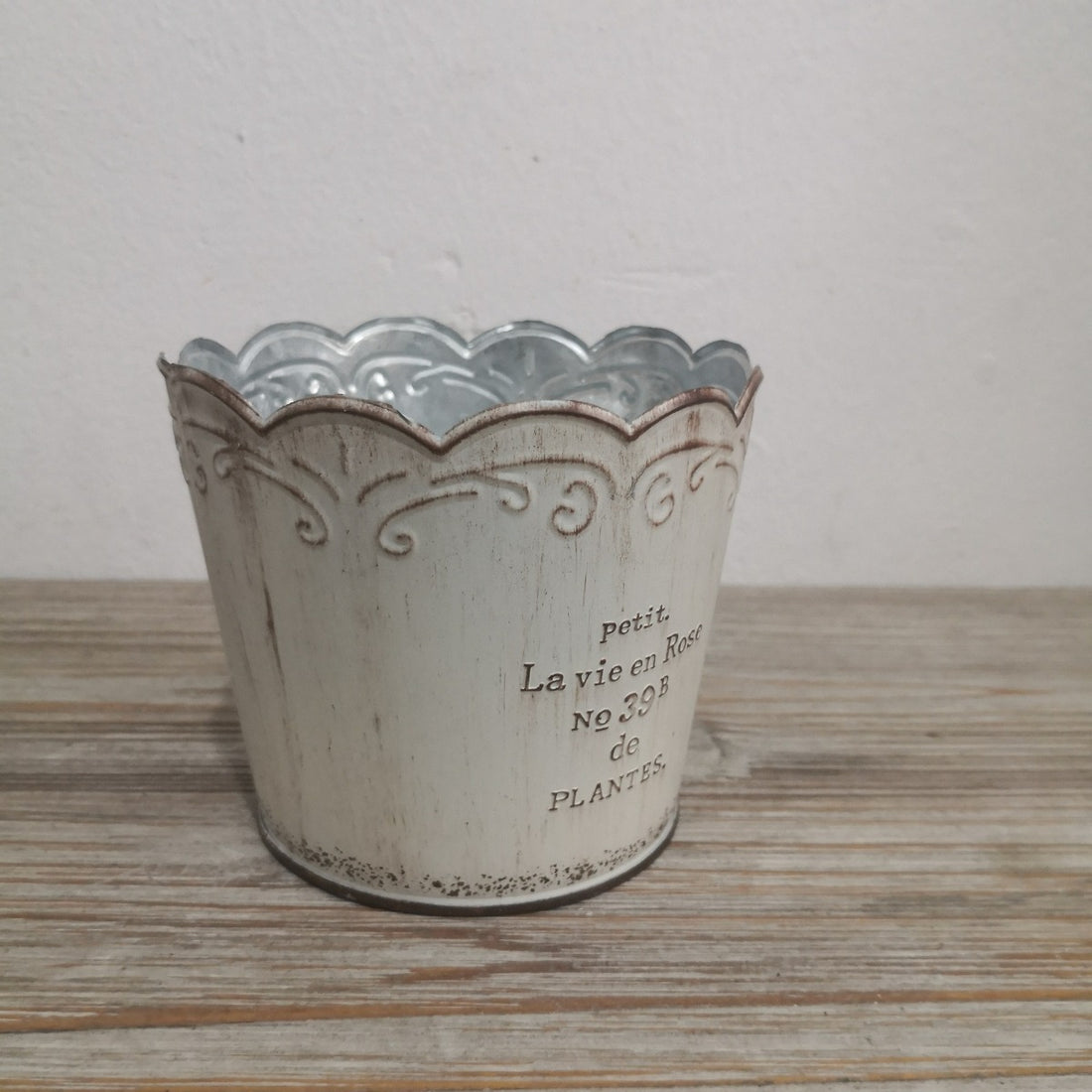Vintage French Country Metal Planter Set – 3-Piece Rustic Scalloped Flower Pots