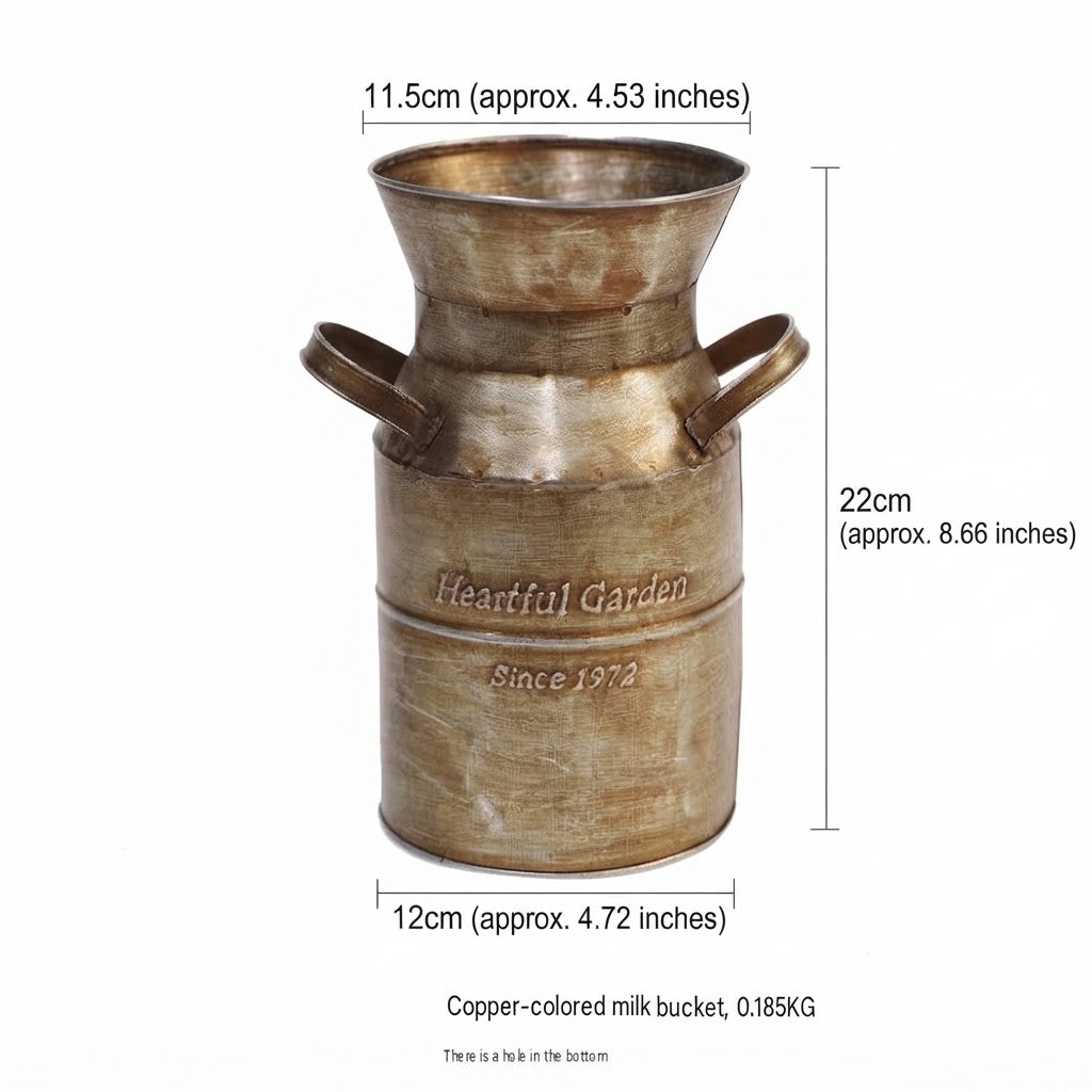 Kobberformet mælkedåse med to sidehåndtag; hjerteformet have og tekst siden 1972, 21,6 cm høj.