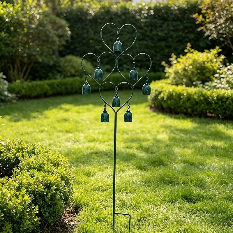 Piquet de carillon éolien rustique en métal vert en forme de cœur, orné de cinq clochettes et de trois cadres en forme de cœur.