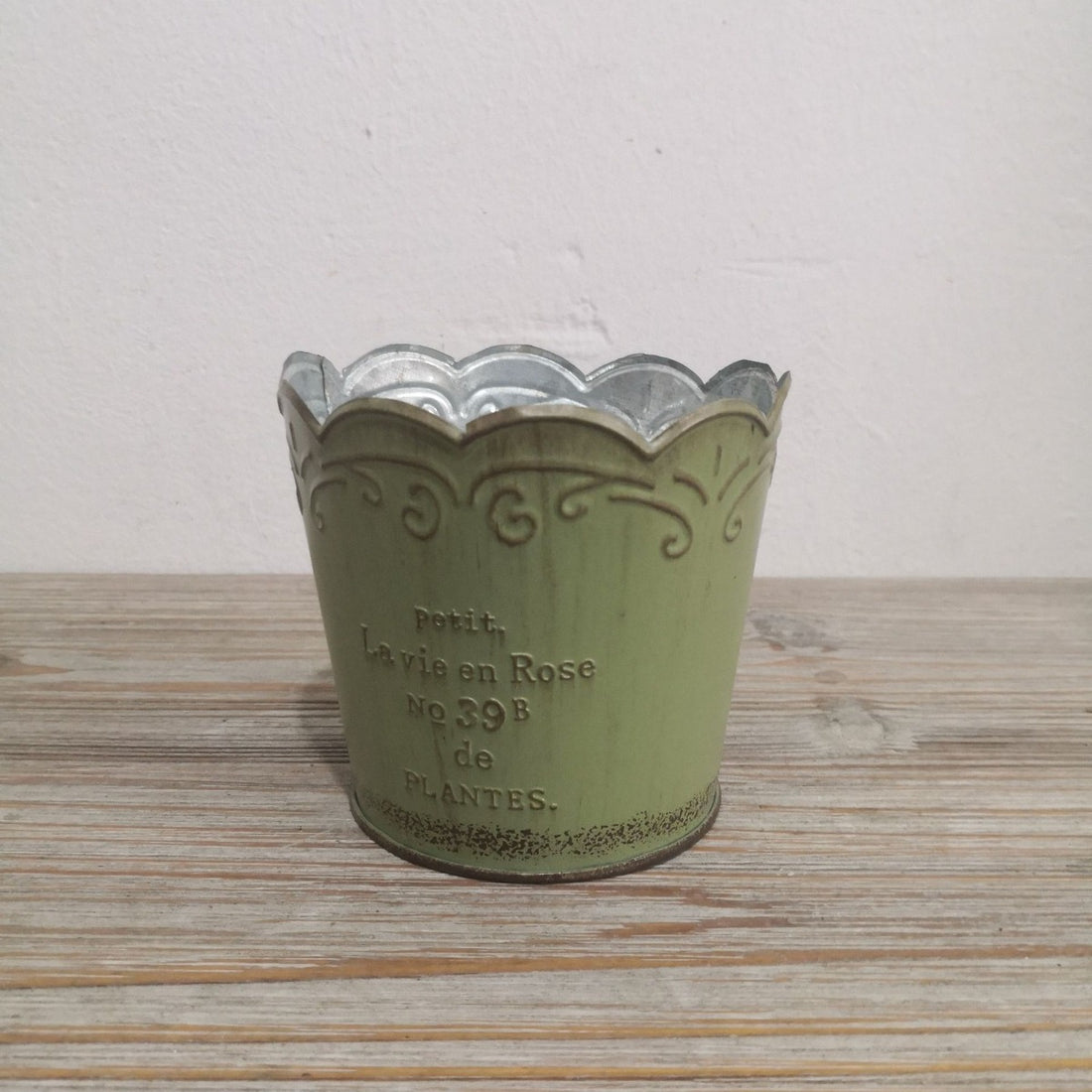 Vintage French Country Metal Planter Set – 3-Piece Rustic Scalloped Flower Pots