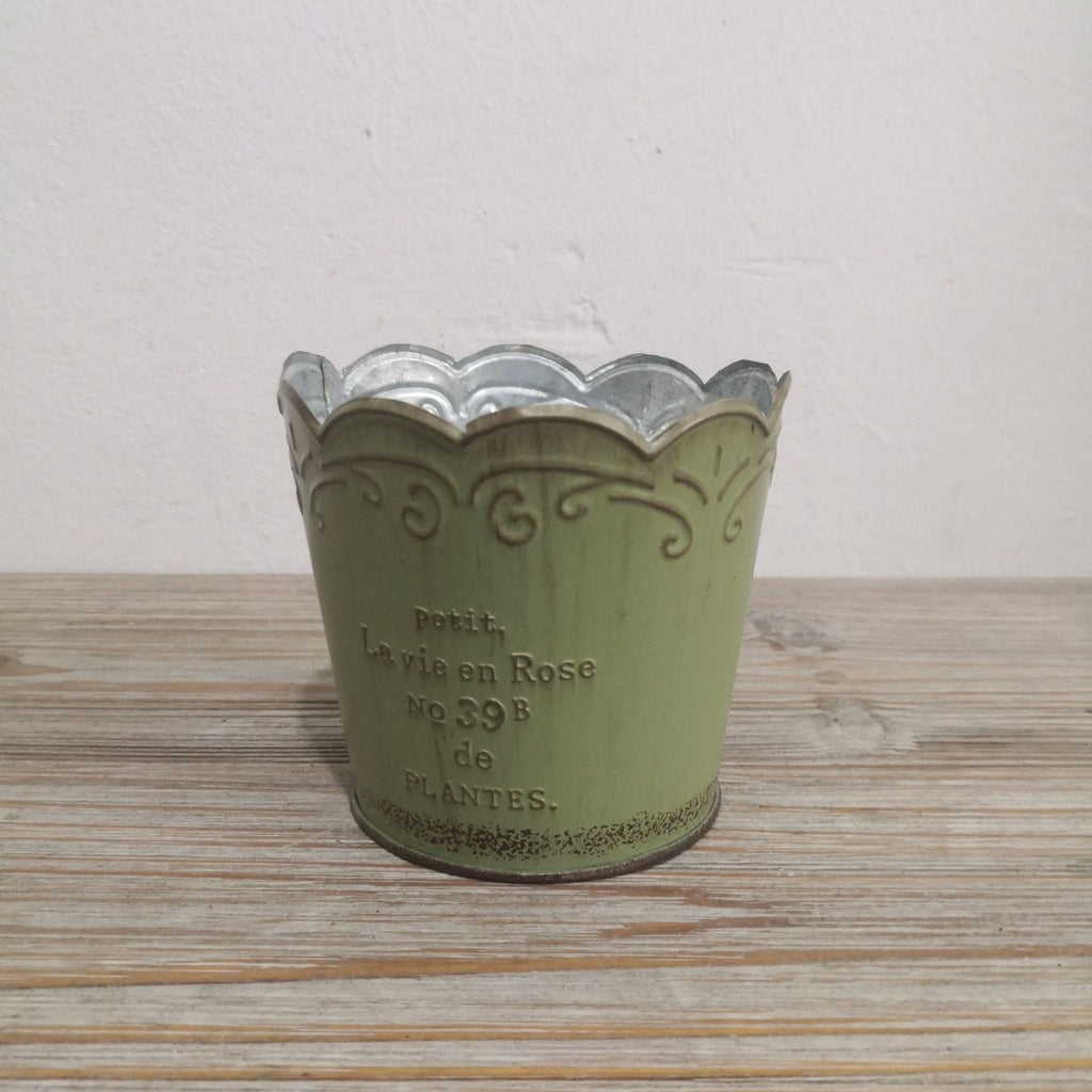 Vintage French Country Metal Planter Set – 3-Piece Rustic Scalloped Flower Pots