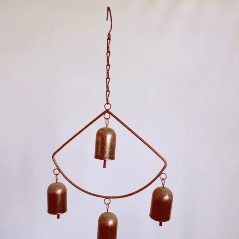 Campanilla de viento geométrica de bronce vintage con marco de diamante y 4 campanas colgantes.