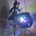 Lampada da giardino a forma di paletto da strega per Halloween con calderone nero luminoso e figura di strega gialla