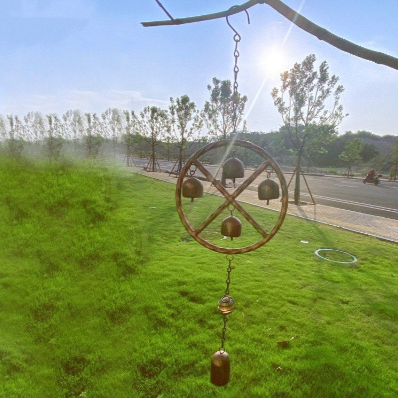 Bronze geometrisk rund vindklokke med fire klokker og finial