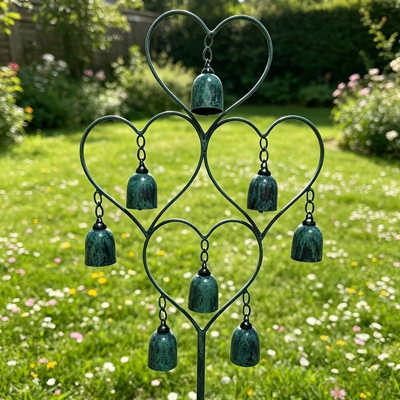 Piquet de carillon éolien rustique en métal vert en forme de cœur, avec quatre cadres en forme de cœur et cinq clochettes suspendues