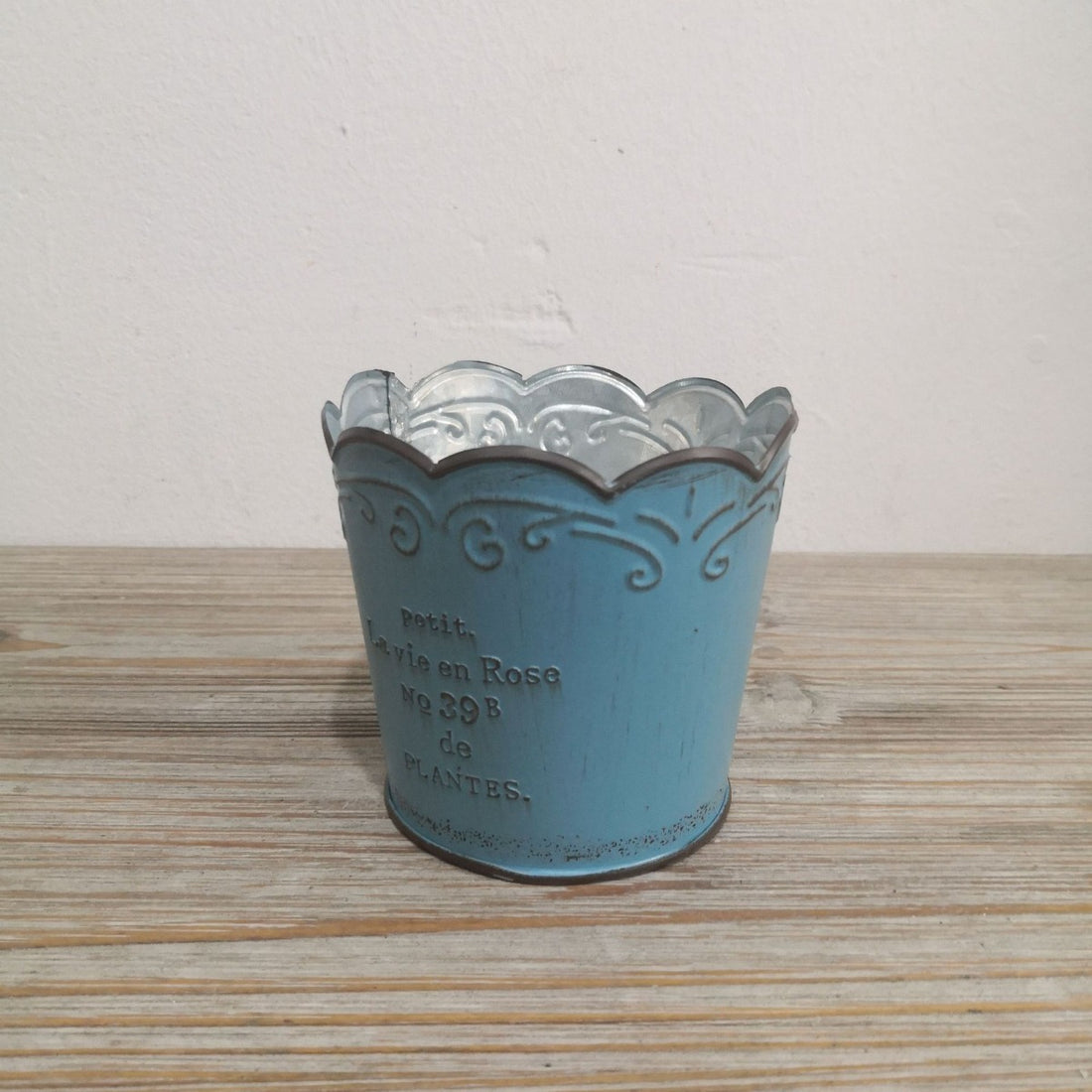 Vintage French Country Metal Planter Set – 3-Piece Rustic Scalloped Flower Pots