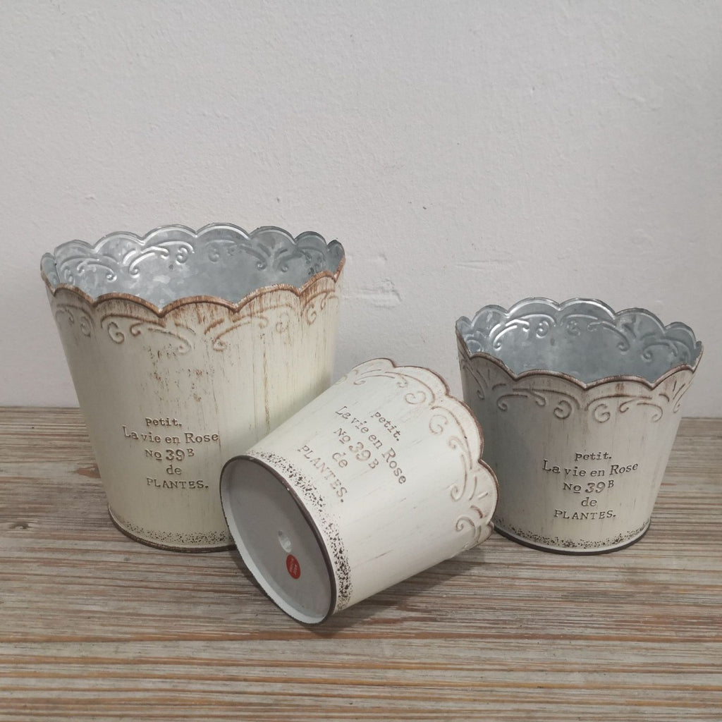 Vintage French Country Metal Planter Set – 3-Piece Rustic Scalloped Flower Pots
