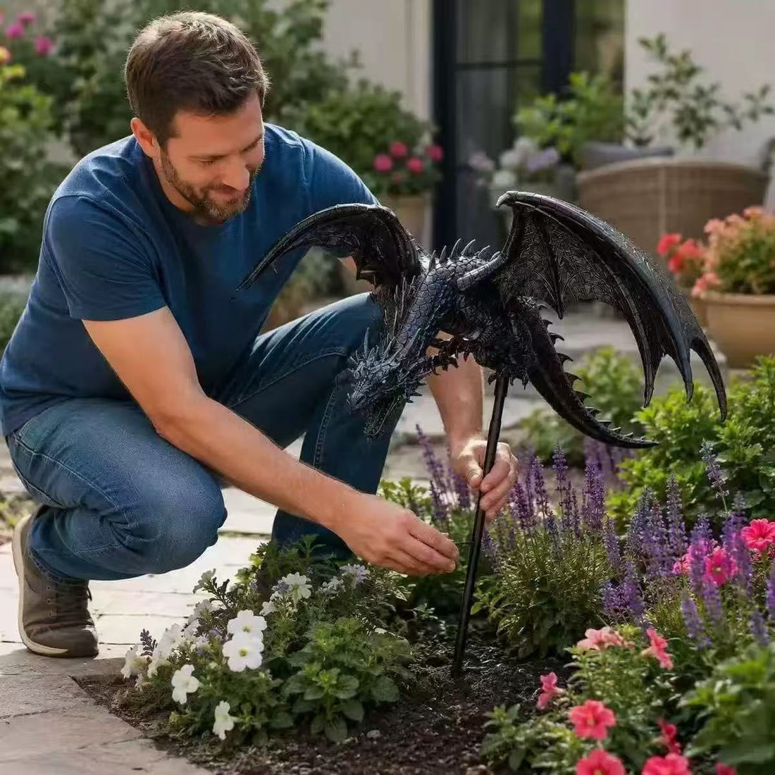 Sort dragepælshavelampe med varmt glødende lyskæde placeret i blomster
