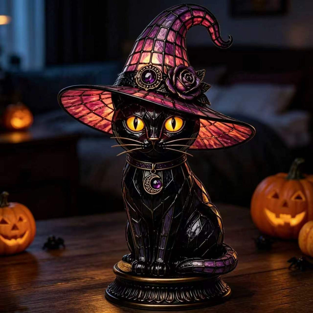 Gothic-Hexenhut-Lampe in Katzenform aus Kunstharz mit orange leuchtenden Augen, lila gegittertem Hexenhut und Sockel