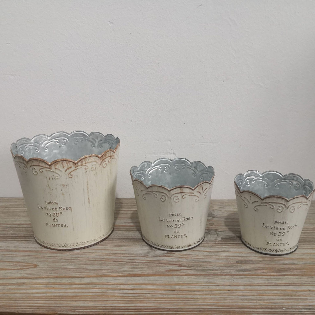 Vintage French Country Metal Planter Set – 3-Piece Rustic Scalloped Flower Pots