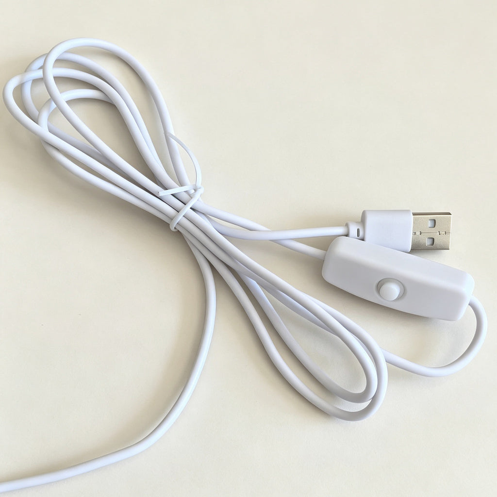 Cable de alimentación USB blanco con interruptor integrado para luz nocturna de mesa.