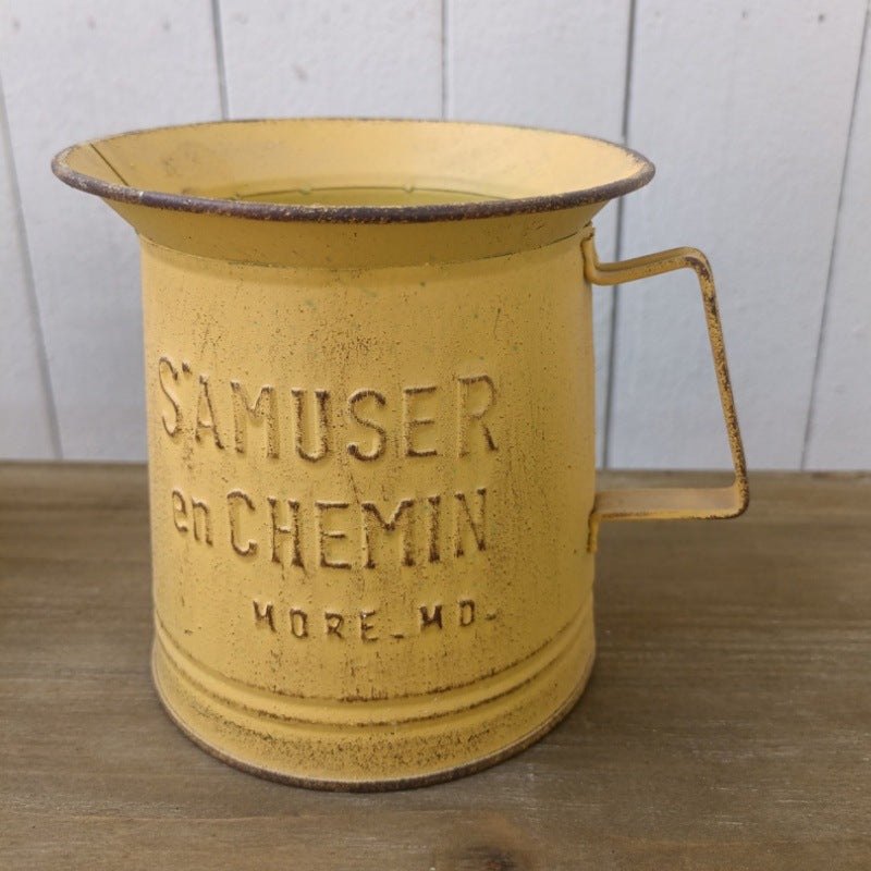 Vintage gul rustik metalplantekop med sidehåndtag og præget tekst