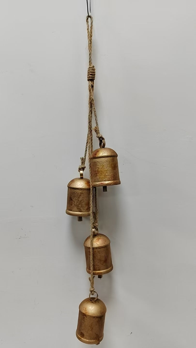 Vertikale Kette aus bronzegoldenen Kuhglocken mit Bindfaden, 4 Glocken
