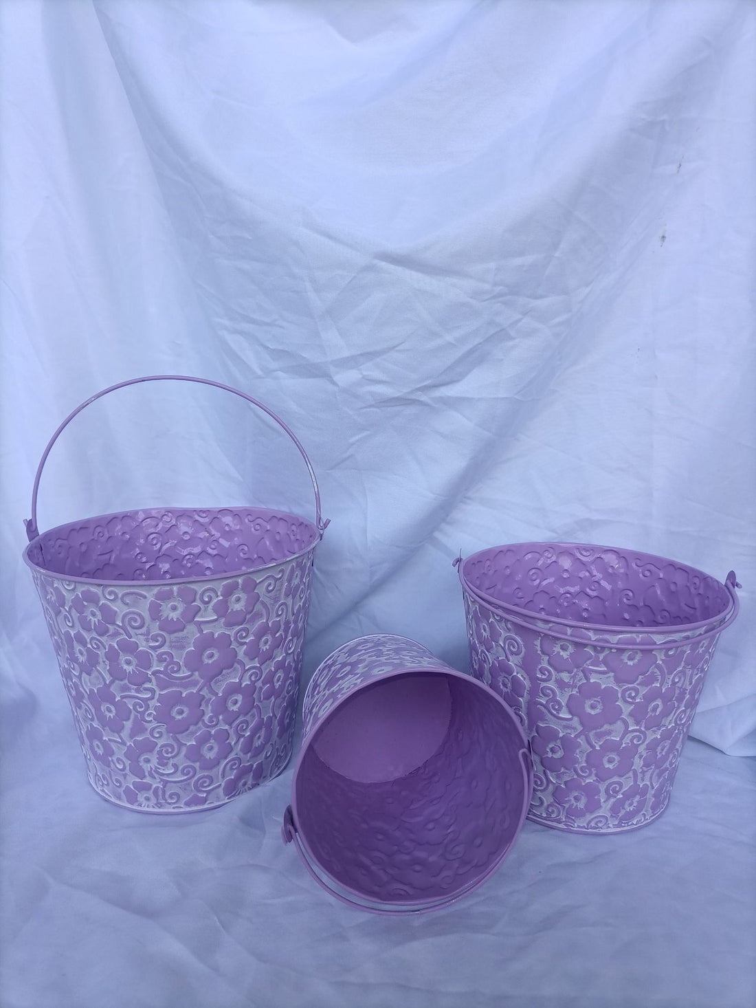 French Country Embossed Metal Planters – Vintage Floral Bucket Cachepots (Set of 3)