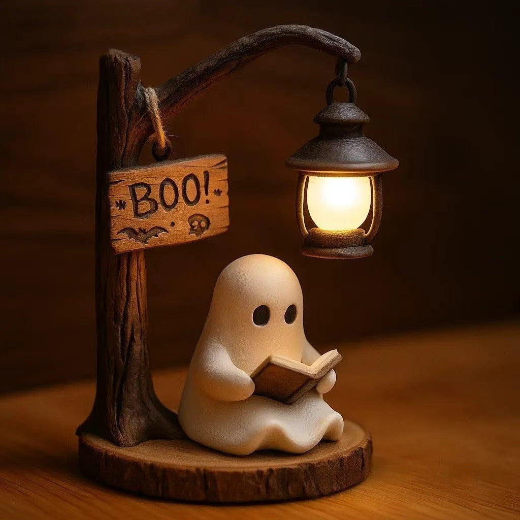 Halloween-spøgelseslampe i resin med lanterneglød og "BOO!"-skilt på træbase