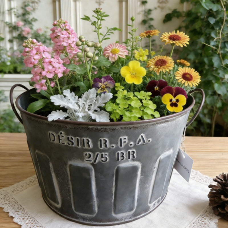 Galvaniseret metalplantespand med håndtag, præget vintage-design