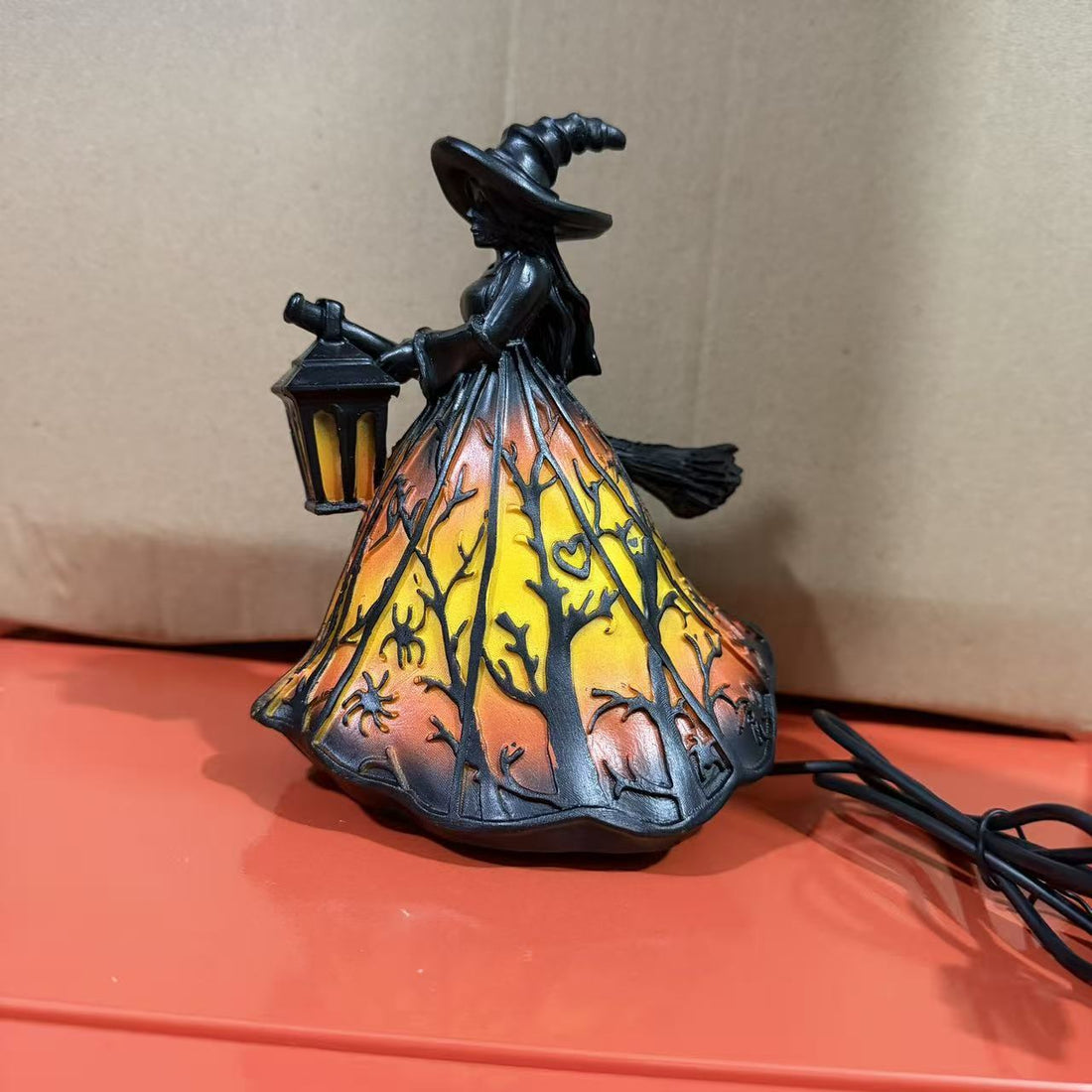 Halloween-heksebordlampe i harpiks med glødende lykt, svart hatt og oransje sokkellys