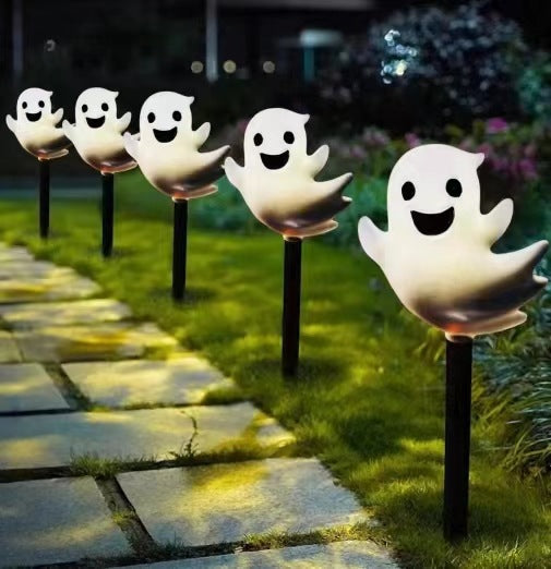 Hvide LED-spøgelseslamper til haven langs en havesti på sorte pæle