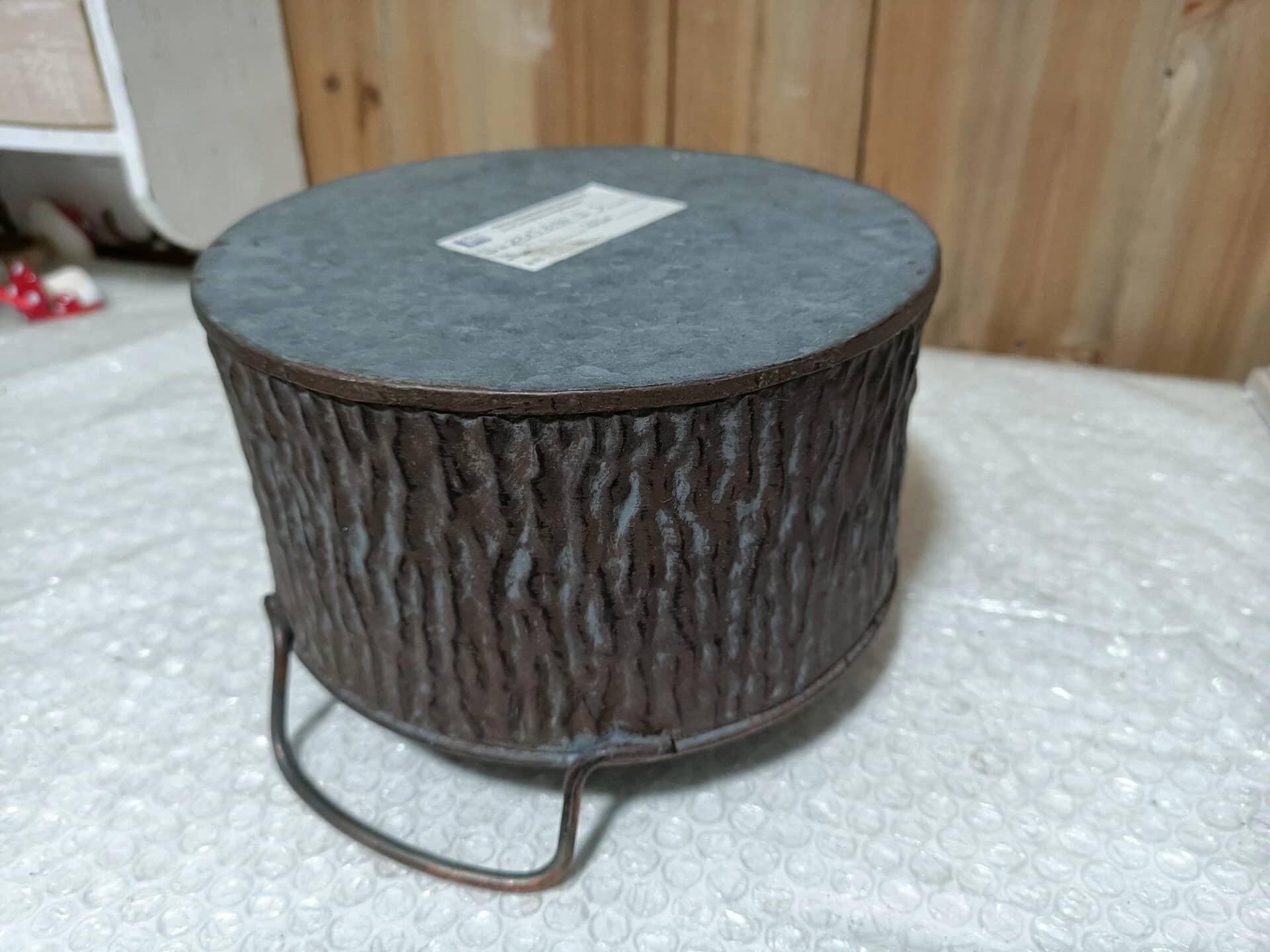 Vintage Faux Bark Iron Planter Tub – Rustic Metal Cachepot with Wood Grain Texture & Copper Handles (7.5")
