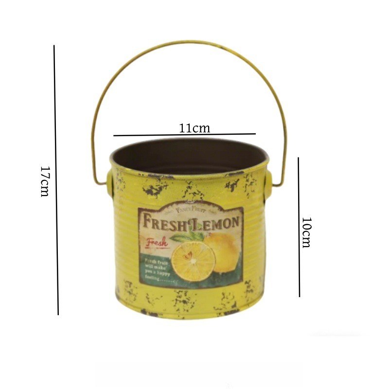 Gul metalplantespand med buet håndtag og Fresh Lemon-etiket, spættet finish