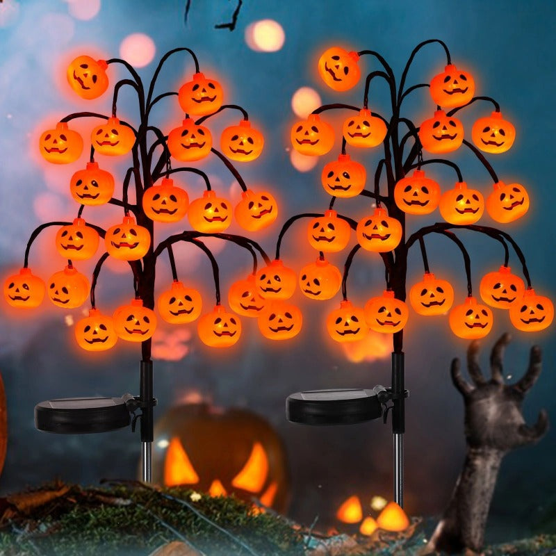 Luces solares con forma de calabaza de Halloween, con caras de calabaza LED naranjas y estacas negras para el jardín.