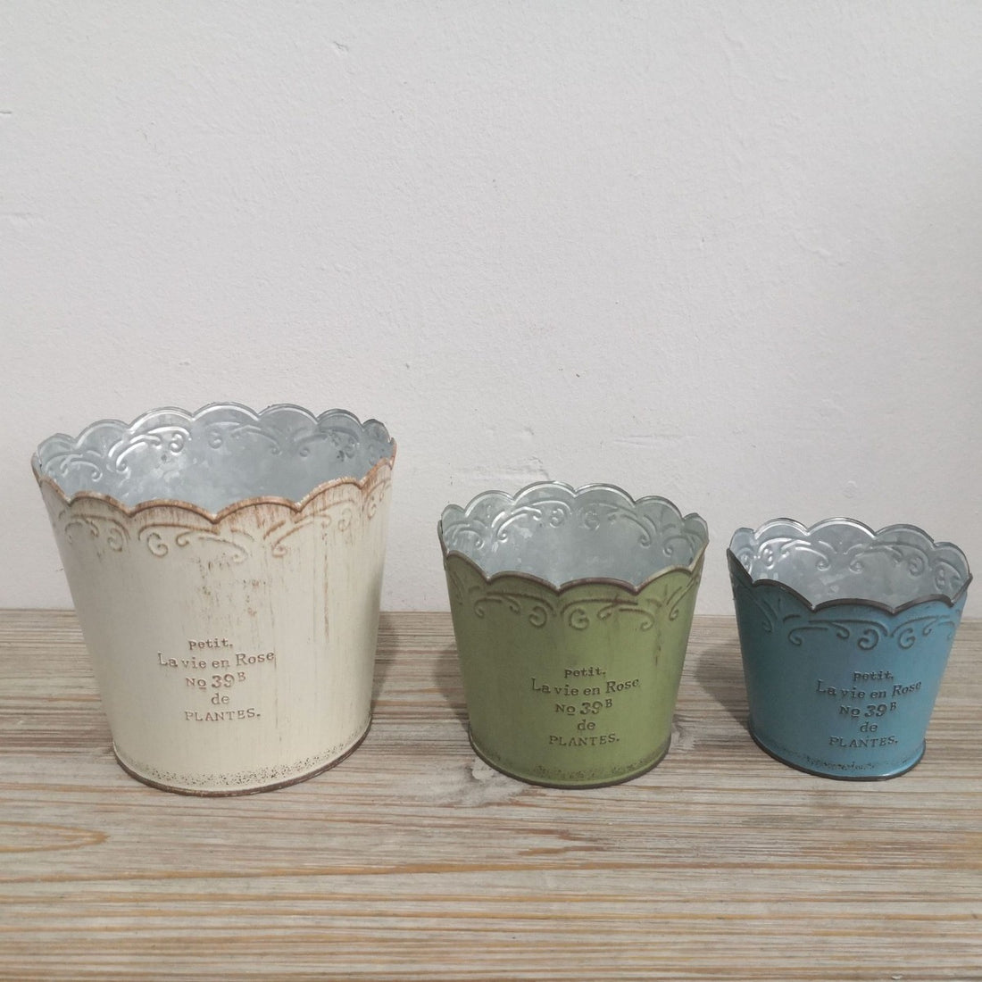 Vintage French Country Metal Planter Set – 3-Piece Rustic Scalloped Flower Pots