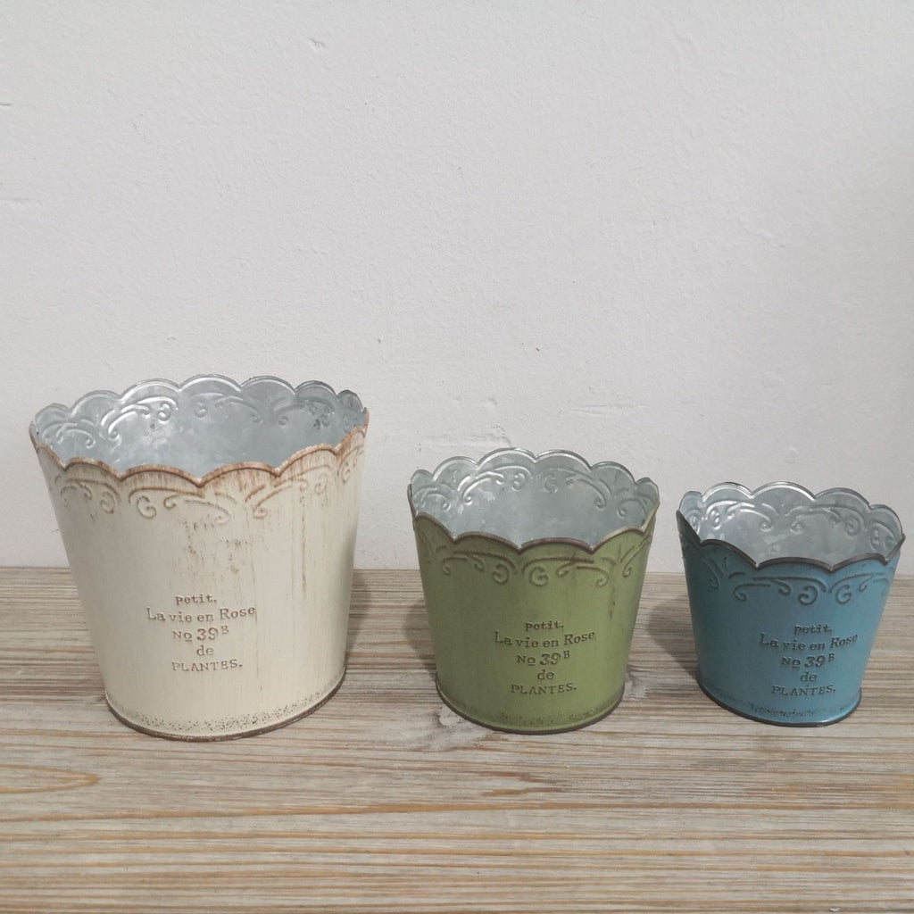 Vintage French Country Metal Planter Set – 3-Piece Rustic Scalloped Flower Pots