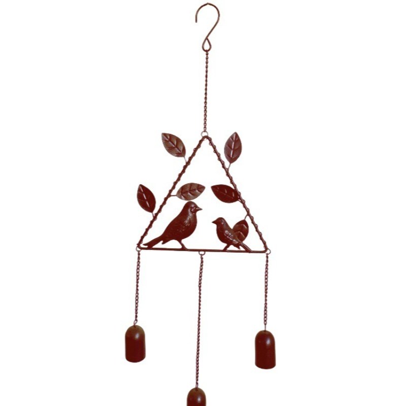 Campana de viento triangular de bronce con pájaros y tres campanillas colgantes.