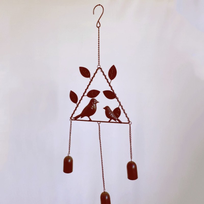 Campana de viento triangular de bronce con pájaros y cuatro campanillas colgantes.