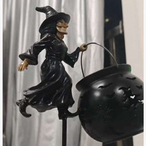 Ogrodowa lampa z palikiem na Halloween, czarna czarownica trzymająca uchwyt nad żarzącym się kotłem